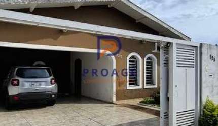 Casa à venda com 3 quartos, sendo 1 suíte, e 3 banheiros no total.