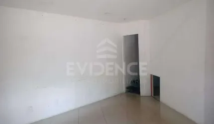 Loja com excelente localização medindo 47,00 m², possui mezanino, 01 banheiro.