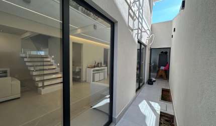Casa Exclusiva em Condomínio Fechado – Totalmente Reformada, acabamento alto padrão