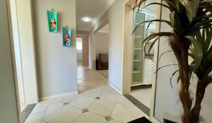 Apartamento com 3 dormitórios na Quadra do Mar em Meia Praia