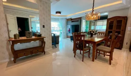 Amplo apartamento na Quadra do Mar em Meia Praia