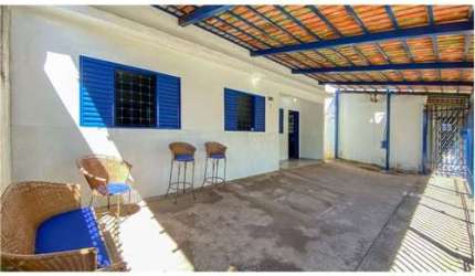 Casa na QSF 12 Taguatinga Sul, com 3 quartos e kit nos fundos