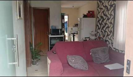 Casa com 2 quartos, na avenida, próximo ao colégio militar e ao restaurante comunitário