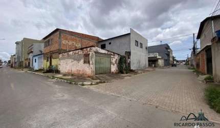 Casa  simples de esquina com 2 Quartos no Itapoã I/DF
