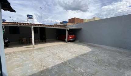 Casa de Esquina com 3 Quartos ao Lado do Bevia - Lote com 185m²