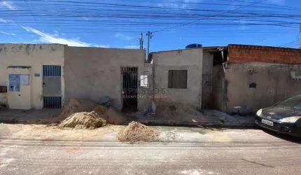 Entrada de 75 mil + parcelas - Casa meio lote na 36 do del lago