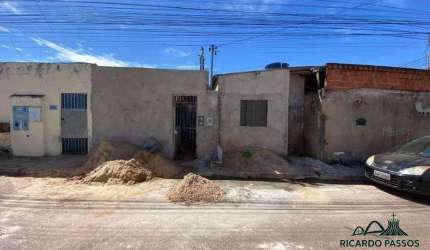 Entrada de 75 mil + parcelas - Casa meio lote na 36 do del lago