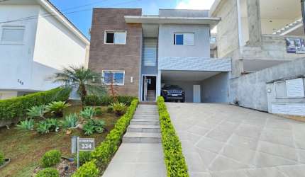 Casa à venda no condomínio Valville com 4 quartos, sendo 3 suítes e 360m²