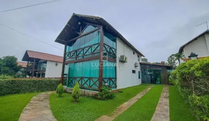 Em condomínio! Casa com 4 quartos, jardim e área gourmet
