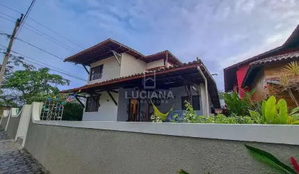 Lindíssima casa em condomínio próximo da via local!