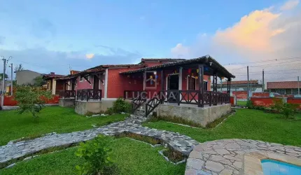Casa com Piscina, Campo de futebol e com excelente localização