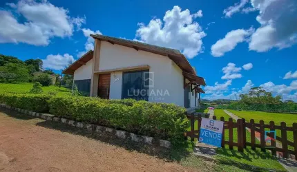 Belíssima casa com 3 quartos em condomínio fechado