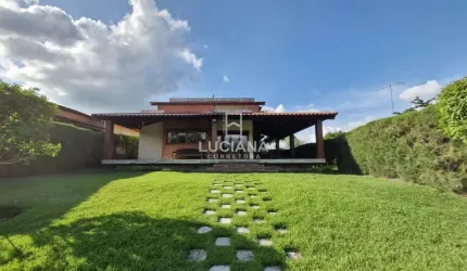 Casa com 4 Suítes em Condomínio