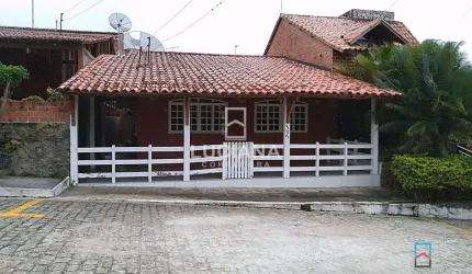 Casa em Condomínio com 4 quartos + dependência