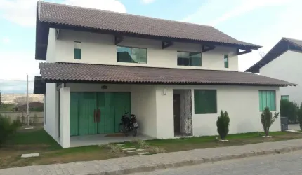 Casa com 5 suítes em Condomínio Fechado