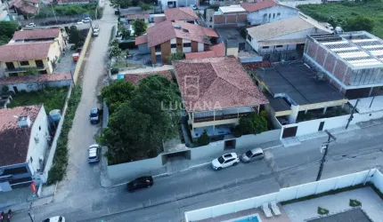 CASA PRÓXIMO A SUPERMERCADOS E LOJAS, COM TERRENO 840m²