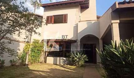 Sobrado com 5 dormitórios sendo 2 no térreo, quintal gramado na frente da casa á venda,R$ 1.350.000