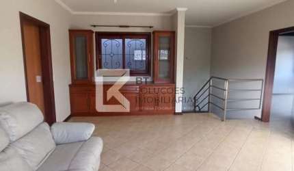 Sobrado com 5 dormitórios sendo 2 no térreo, quintal gramado na frente da casa á venda,R$ 1.350.000