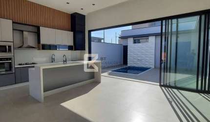 Casa com 3 suítes sendo uma master à venda, 300 m² de terreno e 190 m² de área construída por R$ 1.