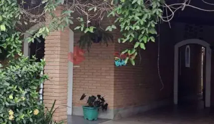 Casa à venda com 03 suítes em Condomínio Pé na Areia na Praia da Enseada em Ubatuba