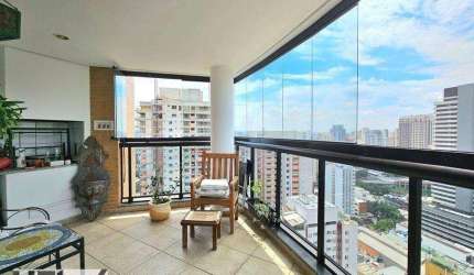 Apartamento em andar alto, com vista livre e varanda gourmet com churrasqueira.