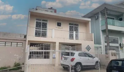 Casa à venda bem localizada em Florianópolis, bairro Estreito, 5 quartos com garagem para até 4 veículos.