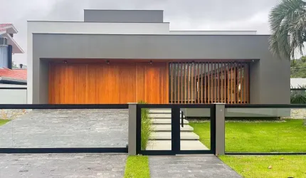 CASA DE ALTO PADRÃO COM 3 DORMITÓRIOS NA PEDRA BRANCA, PALHOÇA/SC