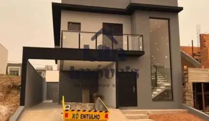 Maravilhosa Casa com Piscina em Condominio de Luxo!
