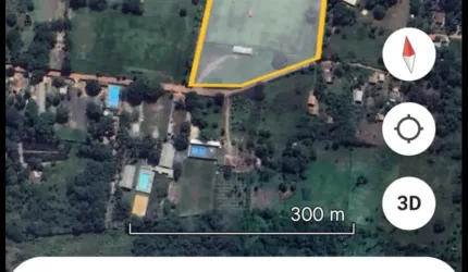Essa com estacionamento pra 100 carros, cerca de 60 mil m². Valor de 400 reais Metro ²