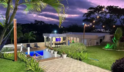 Casa á venda com piscina privativa em condomínio fechado - Gravatá/PE!