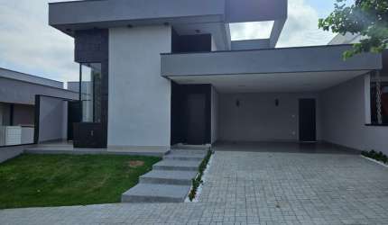 Excelente casa em condomínio fechado