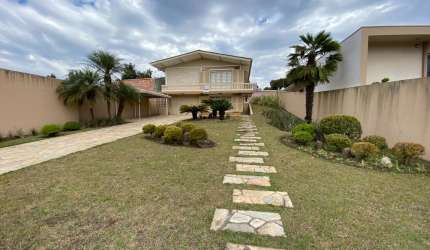 Casa pronta para morar com amplo espaço de jardim