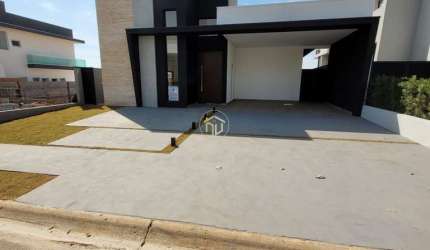 CA0003 - Casa Térrea em Condomínio com 3 Suítes e Sala de 3 Ambientes