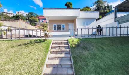Vendo linda casa no Vale do paraíso Teresópolis próximo ao centro da cidade !
