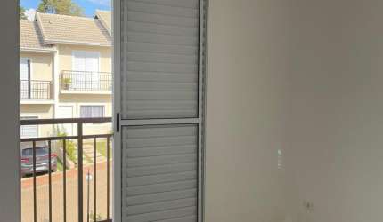 Casa condomínio, com 2 vagas de garagem, quintal, 2 banheiros, box, saca