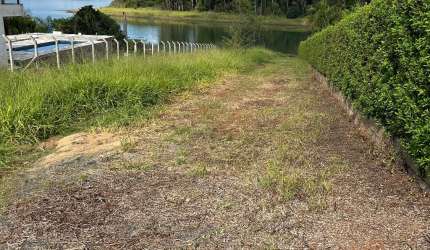 Terreno beira lago à venda no condomínio Nova Fama