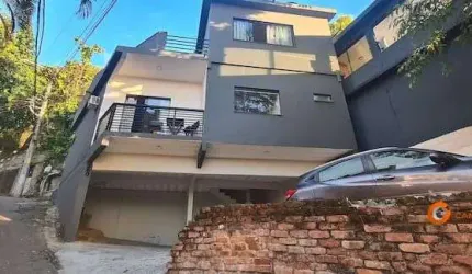 Prédio com 3 aptos. Barra de Guaratiba