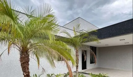 Casa com excelente acabamento em condomínio fechado