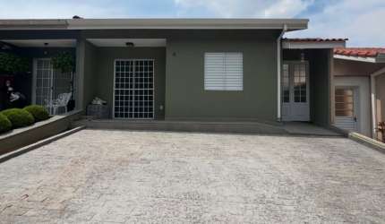 Casa térrea à vendq em condomínio fechado