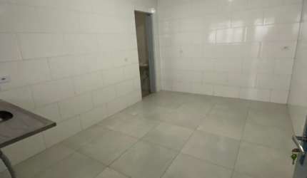 casa ao lado da estação