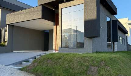 Seu Novo Lar no Ecoville I – Casa de Esquina com 3 Suítes e Gourmet!