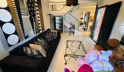 Sobrado à venda em Maringá, Jardim Real, com 4 quartos, com 234 m²