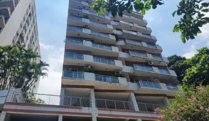 Apartamento espaçoso com 3 quartos no Cosme Velho