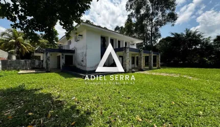 Laura de Freitas - 3.300m² - 4 quartos sendo 3 suítes - 80% plano - Piscina - Quiosque c/ churrasqueira - 3 vagas - Condomínio c/ infraestrutura