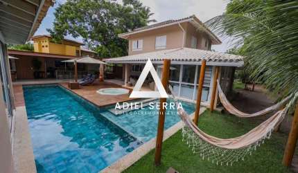 Sauípe - 1.408,47m² total - PORTEIRA FECHADA - 5 suítes - Energia solar - Splits - Armários - Piscina c/ deck - Spa - Espaço Gourmet - 3 vagas