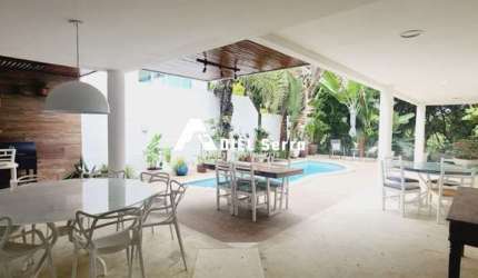 Alphaville I - 750m² total - 5 quartos sendo 3 suítes - Cozinha integrada à piscina - Deck - 7 banheiros sendo 1 Lavabo - 4 vagas