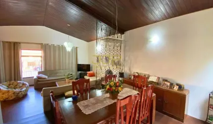 Casa com 3 Quartos e 2 banheiros à Venda, 180 m² por R$ 785.000