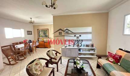 Casa nos Bancários com 4 quartos sendo 2 suítes e quintal amplo
