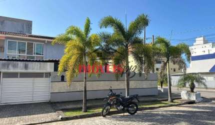 Casa de esquina a 200 metros da Orla do Bessa. Posição nascente sul