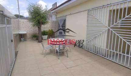 Casa no bairro do Valentina bem localizada com 3 quarto sendo 2 suítes.